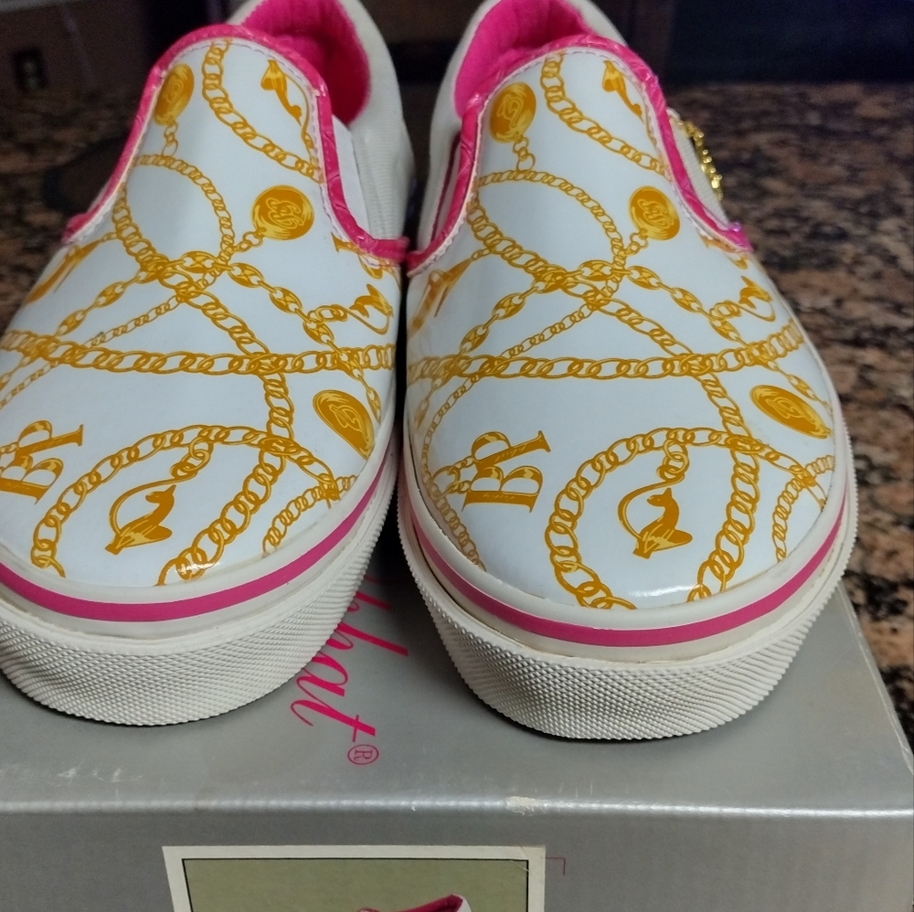 Tennis shoes